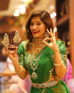 Subhashree Rayaguru Instagram - Such a grand welcome at the launch of @emmadi_silver_jewellery 6th store launch at Kanchipuram Murugan Silk Shopping Mall. Thank you for inviting me for inaugural ceremony and heartiest congratulations!❤️🥳✨
Outfit @sravanthisuresh_boutique 
Photography @ayodhyaram_somarouthu 
.
.
.
.
.
.
.
.
#subbu #subhashree #biggboss #biggbosstelugu7 #biggbosstelugu #emmadi
