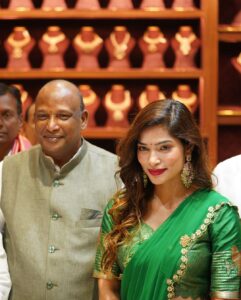 Subhashree Rayaguru Instagram - Such a grand welcome at the launch of @emmadi_silver_jewellery 6th store launch at Kanchipuram Murugan Silk Shopping Mall. Thank you for inviting me for inaugural ceremony and heartiest congratulations!❤️🥳✨
Outfit @sravanthisuresh_boutique 
Photography @ayodhyaram_somarouthu 
.
.
.
.
.
.
.
.
#subbu #subhashree #biggboss #biggbosstelugu7 #biggbosstelugu #emmadi