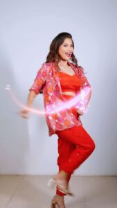Subhashree Rayaguru Instagram - Ee dance ki caption avasaram antara? 😂😅😍

Outfit @yamini_vanga 

#subbu #subhashree #viral #trending #reelsinstagram #reelsindia #teluguactress #telugu #masssongs #biggbosstelugu #bigbosstelugu #biggboss7telugu #pallaviprashanth #yawar #sivaji