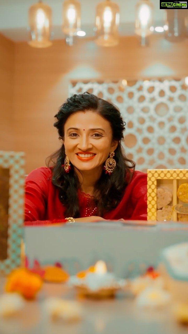 Suhasi Dhami Instagram - Celebrating 25th anniversary with @purohit.sweets , savour the joy of diwali with delightful sugar - free treats #dryfruitssweets #sugarfreesweets