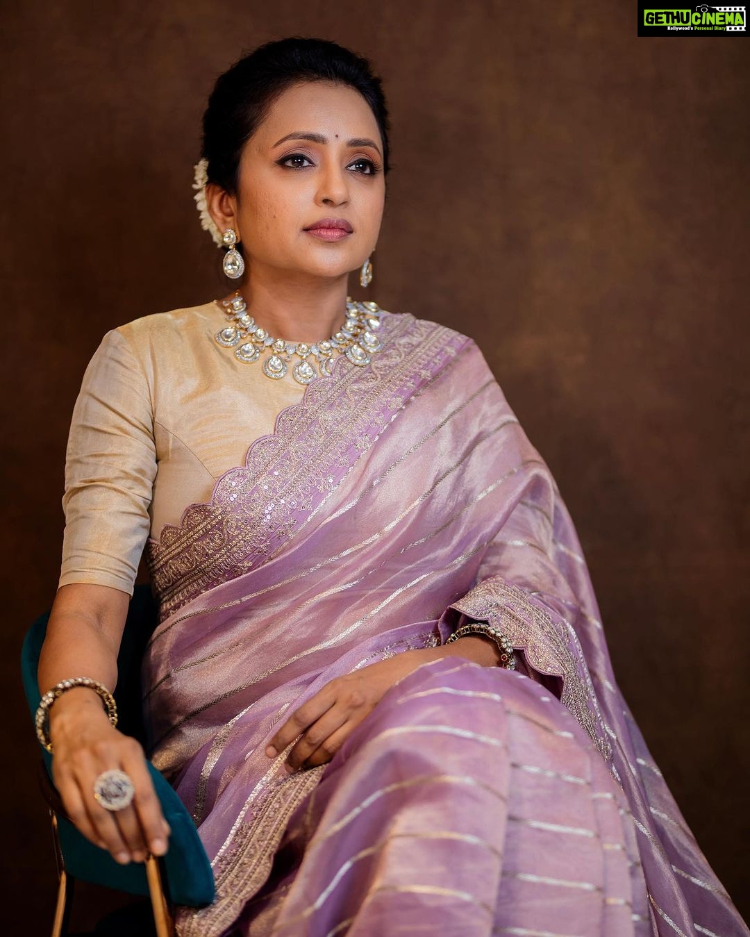 Suma Kanakala Instagram - 💎✨ Styled by @stylebyannapurna Collaboration with Outfit @xiti_weaves Jewellery @shopriyaaofficial Makeup @emraanartistry Hair @chinnisrinu_stylist Photography @they_call_me_keshu #sumakanakala #suma #anchorsumakanakala #anchorsuma #royal #friday
