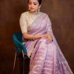 Suma Kanakala Instagram - 💎✨ Styled by @stylebyannapurna Collaboration with Outfit @xiti_weaves Jewellery @shopriyaaofficial Makeup @emraanartistry Hair @chinnisrinu_stylist Photography @they_call_me_keshu #sumakanakala #suma #anchorsumakanakala #anchorsuma #royal #friday