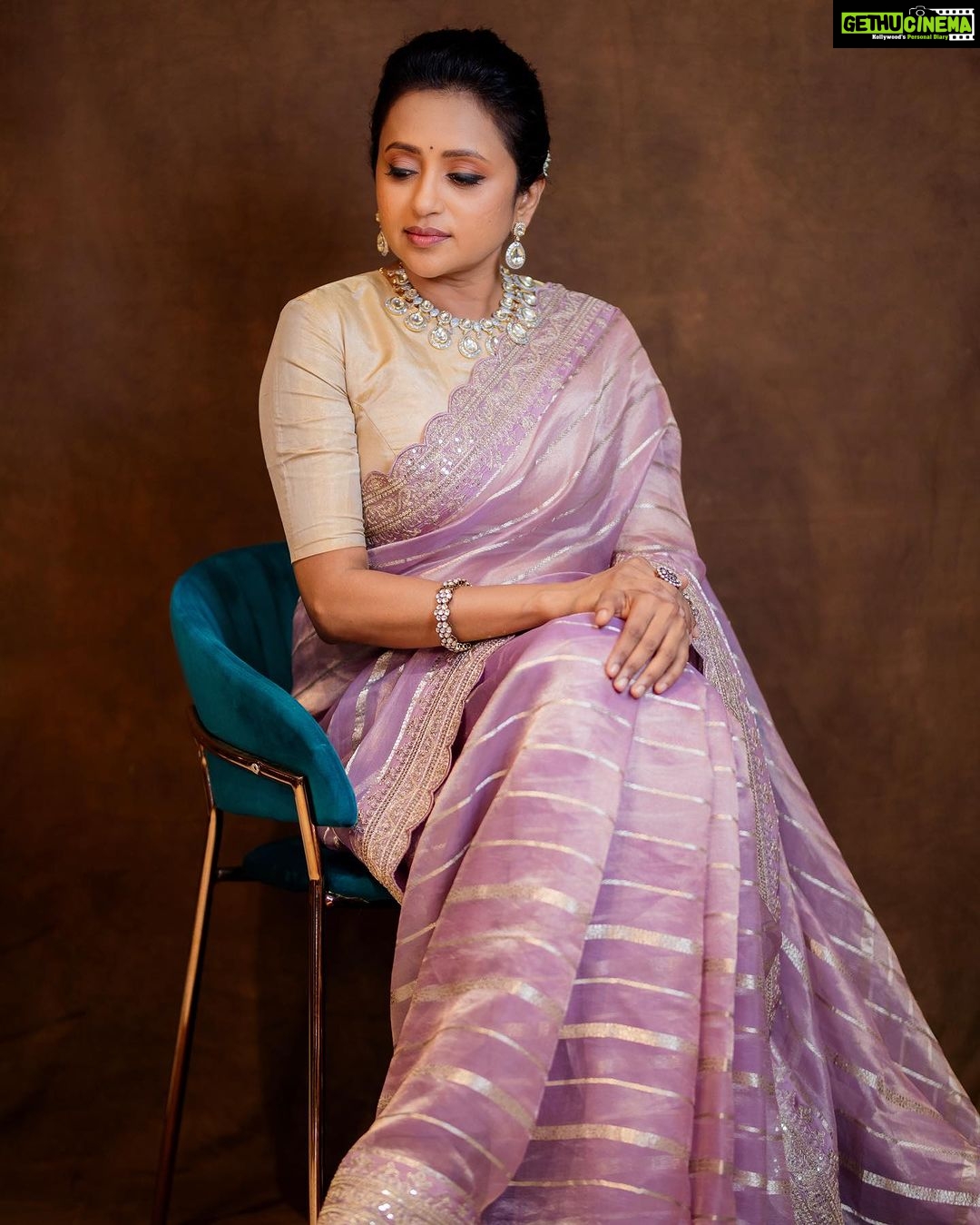 Suma Kanakala Instagram - 💎✨ Styled by @stylebyannapurna Collaboration with Outfit @xiti_weaves Jewellery @shopriyaaofficial Makeup @emraanartistry Hair @chinnisrinu_stylist Photography @they_call_me_keshu #sumakanakala #suma #anchorsumakanakala #anchorsuma #royal #friday