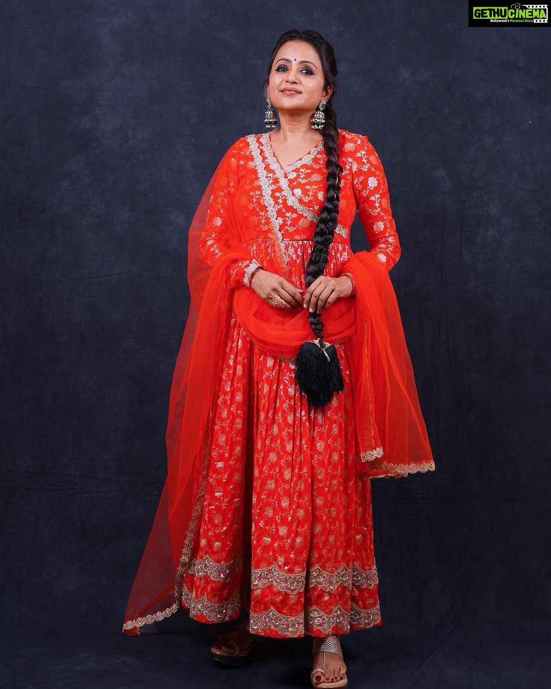 Suma Kanakala Instagram - Let the Royalty flow.. ❤️ From the #chandramukhi2 pre release event 🌹 Styled by @stylebyannapurna Style team @i.deekshasetti & @chandrika_kamesetti Collaboration with Outfit @maghuva.studio Jewellery @shopriyaaofficial Makeup @madhu_derangula Hair @koduruamarnath Photography @valmikiramuphotography #suma #sumakanakala #anchorsuma #anchorsumakanakala #chandramukhi #chandramukhi2prereleaseevent