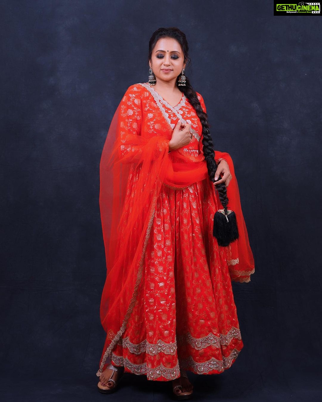 Suma Kanakala Instagram - Let the Royalty flow.. ❤️ From the #chandramukhi2 pre release event 🌹 Styled by @stylebyannapurna Style team @i.deekshasetti & @chandrika_kamesetti Collaboration with Outfit @maghuva.studio Jewellery @shopriyaaofficial Makeup @madhu_derangula Hair @koduruamarnath Photography @valmikiramuphotography #suma #sumakanakala #anchorsuma #anchorsumakanakala #chandramukhi #chandramukhi2prereleaseevent