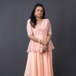 Suma Kanakala Instagram - For #TigerNageswaraRao Pre-Release Styled by @stylebyannapurna Collaboration with Outfit @maramsclothing_official Jewellery @houseofqc Makeup @emraanartistry Hair @koduruamarnath Photography @valmikiramuphotography #sumakanakala #suma #anchorsuma #anchorsumakanakala #tigernageswararaoprereleaseevent