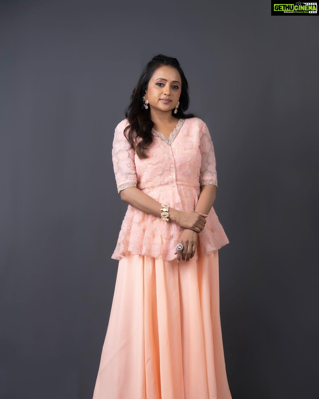 Suma Kanakala Instagram - For #TigerNageswaraRao Pre-Release Styled by @stylebyannapurna Collaboration with Outfit @maramsclothing_official Jewellery @houseofqc Makeup @emraanartistry Hair @koduruamarnath Photography @valmikiramuphotography #sumakanakala #suma #anchorsuma #anchorsumakanakala #tigernageswararaoprereleaseevent