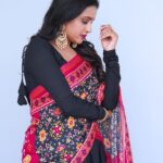 Suma Kanakala Instagram - 🖤❤️ Styled by @officialanahita Style team @pranathivarma.k Collaboration with Outfit @alankaar_artstudio Earrings @kiara.Jewelry Bangle & Ring: @adornablesbysonalimehra Makeup @emraanartistry Hair @malla_reddy_hairstylist Photography @valmikiramuphotography #sumakanakala #suma #anchorsuma #anchorsumakanakala #throwbacktuesday #sumaadda