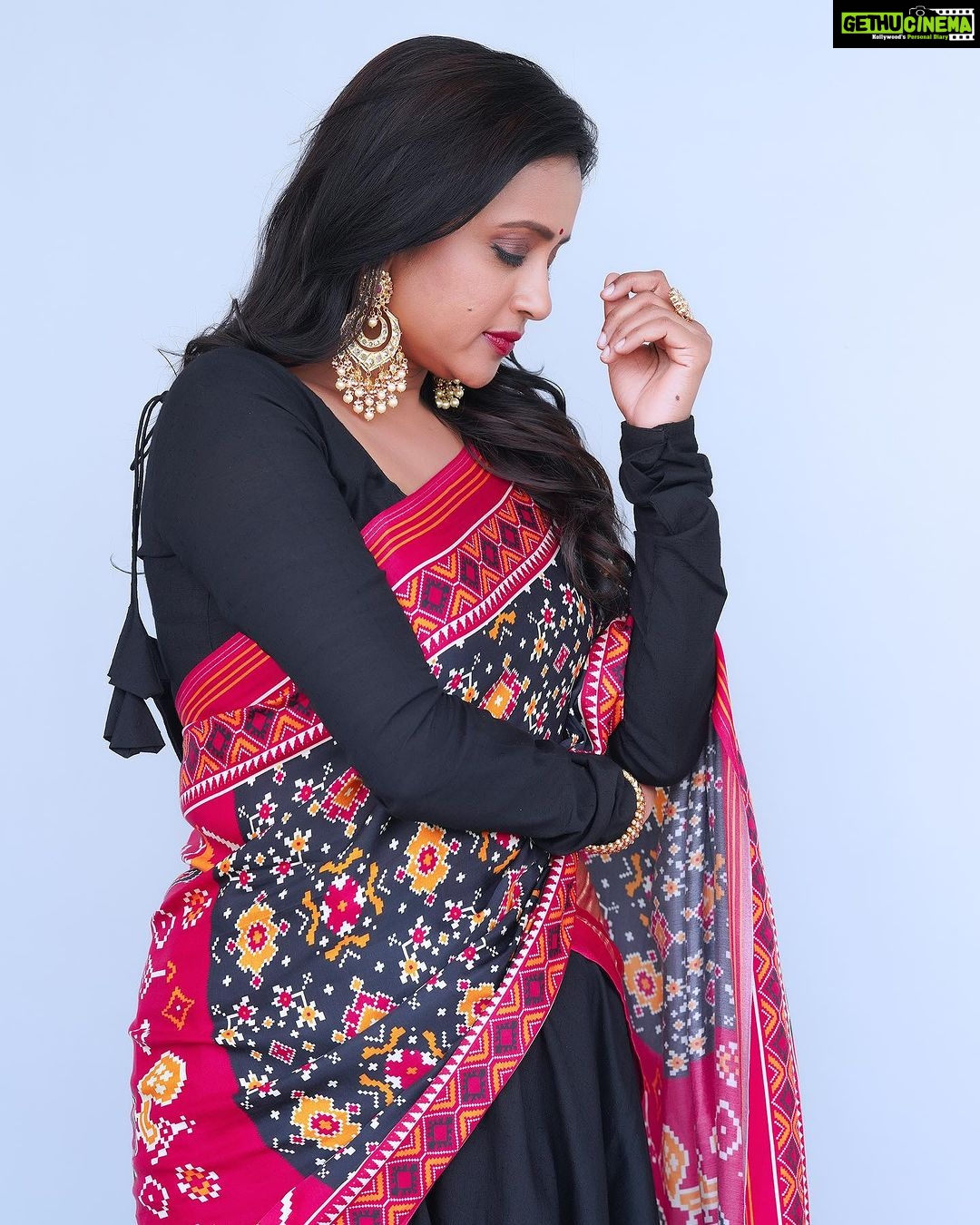 Suma Kanakala Instagram - 🖤❤️ Styled by @officialanahita Style team @pranathivarma.k Collaboration with Outfit @alankaar_artstudio Earrings @kiara.Jewelry Bangle & Ring: @adornablesbysonalimehra Makeup @emraanartistry Hair @malla_reddy_hairstylist Photography @valmikiramuphotography #sumakanakala #suma #anchorsuma #anchorsumakanakala #throwbacktuesday #sumaadda