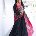 Suma Kanakala Instagram - 🖤❤️ Styled by @officialanahita Style team @pranathivarma.k Collaboration with Outfit @alankaar_artstudio Earrings @kiara.Jewelry Bangle & Ring: @adornablesbysonalimehra Makeup @emraanartistry Hair @malla_reddy_hairstylist Photography @valmikiramuphotography #sumakanakala #suma #anchorsuma #anchorsumakanakala #throwbacktuesday #sumaadda