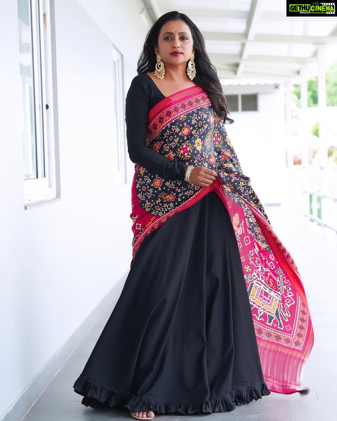 Suma Kanakala Instagram - 🖤❤️ Styled by @officialanahita Style team @pranathivarma.k Collaboration with Outfit @alankaar_artstudio Earrings @kiara.Jewelry Bangle & Ring: @adornablesbysonalimehra Makeup @emraanartistry Hair @malla_reddy_hairstylist Photography @valmikiramuphotography #sumakanakala #suma #anchorsuma #anchorsumakanakala #throwbacktuesday #sumaadda