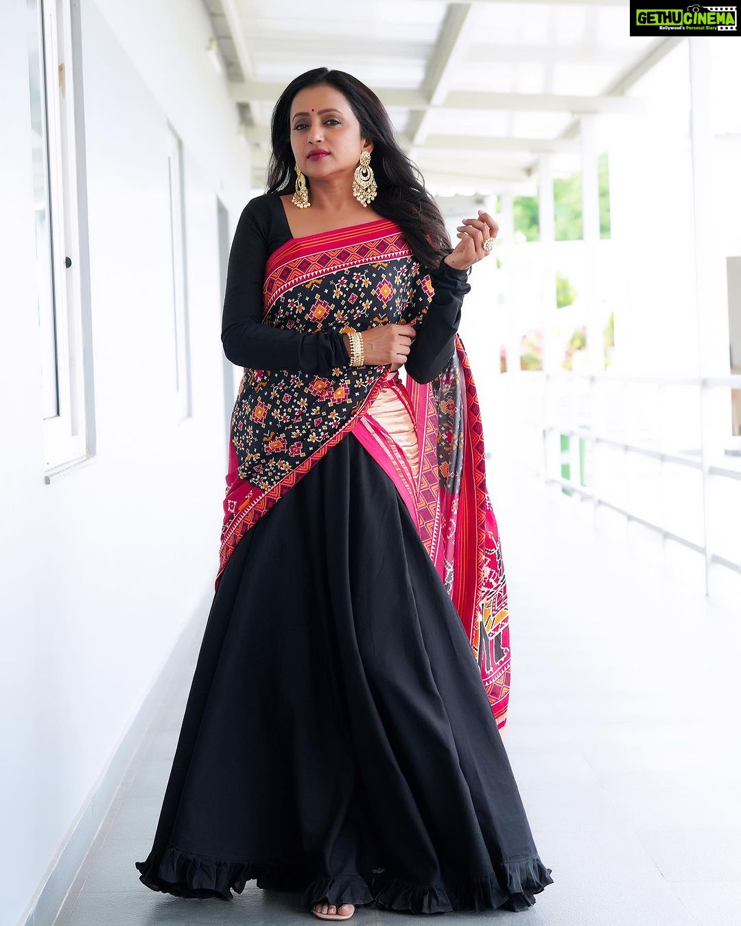Suma Kanakala Instagram - 🖤❤️ Styled by @officialanahita Style team @pranathivarma.k Collaboration with Outfit @alankaar_artstudio Earrings @kiara.Jewelry Bangle & Ring: @adornablesbysonalimehra Makeup @emraanartistry Hair @malla_reddy_hairstylist Photography @valmikiramuphotography #sumakanakala #suma #anchorsuma #anchorsumakanakala #throwbacktuesday #sumaadda