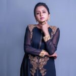 Suma Kanakala Instagram - It makes a big difference in your life when you stay positive 🖤 Styled by @officialanahita Style team @pranathivarma.k Collaboration with Outfit @varunchakkilam Jewellery @adornablesbysonalimehra Makeup @madhu_derangula Hair @chinnisrinu_stylist Photography @valmikiramuphotography #suma #sumakanakala #anchorsuma #anchorsumakanakala #saturday