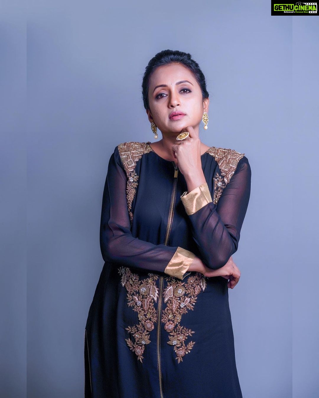 Suma Kanakala Instagram - It makes a big difference in your life when you stay positive 🖤 Styled by @officialanahita Style team @pranathivarma.k Collaboration with Outfit @varunchakkilam Jewellery @adornablesbysonalimehra Makeup @madhu_derangula Hair @chinnisrinu_stylist Photography @valmikiramuphotography #suma #sumakanakala #anchorsuma #anchorsumakanakala #saturday