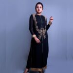 Suma Kanakala Instagram - It makes a big difference in your life when you stay positive 🖤 Styled by @officialanahita Style team @pranathivarma.k Collaboration with Outfit @varunchakkilam Jewellery @adornablesbysonalimehra Makeup @madhu_derangula Hair @chinnisrinu_stylist Photography @valmikiramuphotography #suma #sumakanakala #anchorsuma #anchorsumakanakala #saturday