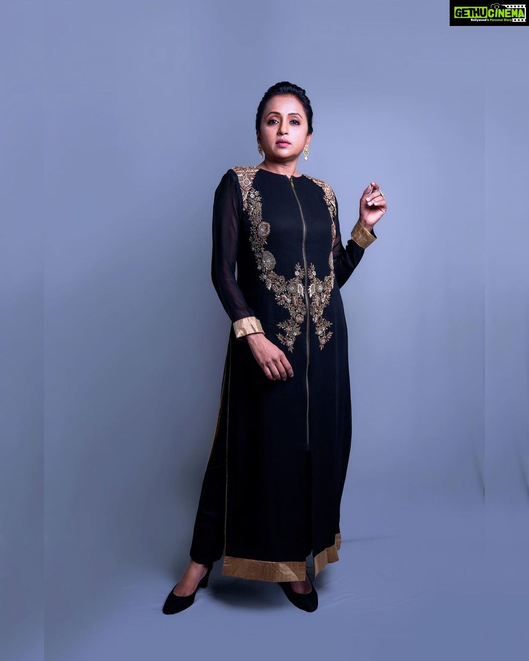 Suma Kanakala Instagram - It makes a big difference in your life when you stay positive 🖤 Styled by @officialanahita Style team @pranathivarma.k Collaboration with Outfit @varunchakkilam Jewellery @adornablesbysonalimehra Makeup @madhu_derangula Hair @chinnisrinu_stylist Photography @valmikiramuphotography #suma #sumakanakala #anchorsuma #anchorsumakanakala #saturday