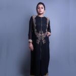 Suma Kanakala Instagram - It makes a big difference in your life when you stay positive 🖤 Styled by @officialanahita Style team @pranathivarma.k Collaboration with Outfit @varunchakkilam Jewellery @adornablesbysonalimehra Makeup @madhu_derangula Hair @chinnisrinu_stylist Photography @valmikiramuphotography #suma #sumakanakala #anchorsuma #anchorsumakanakala #saturday