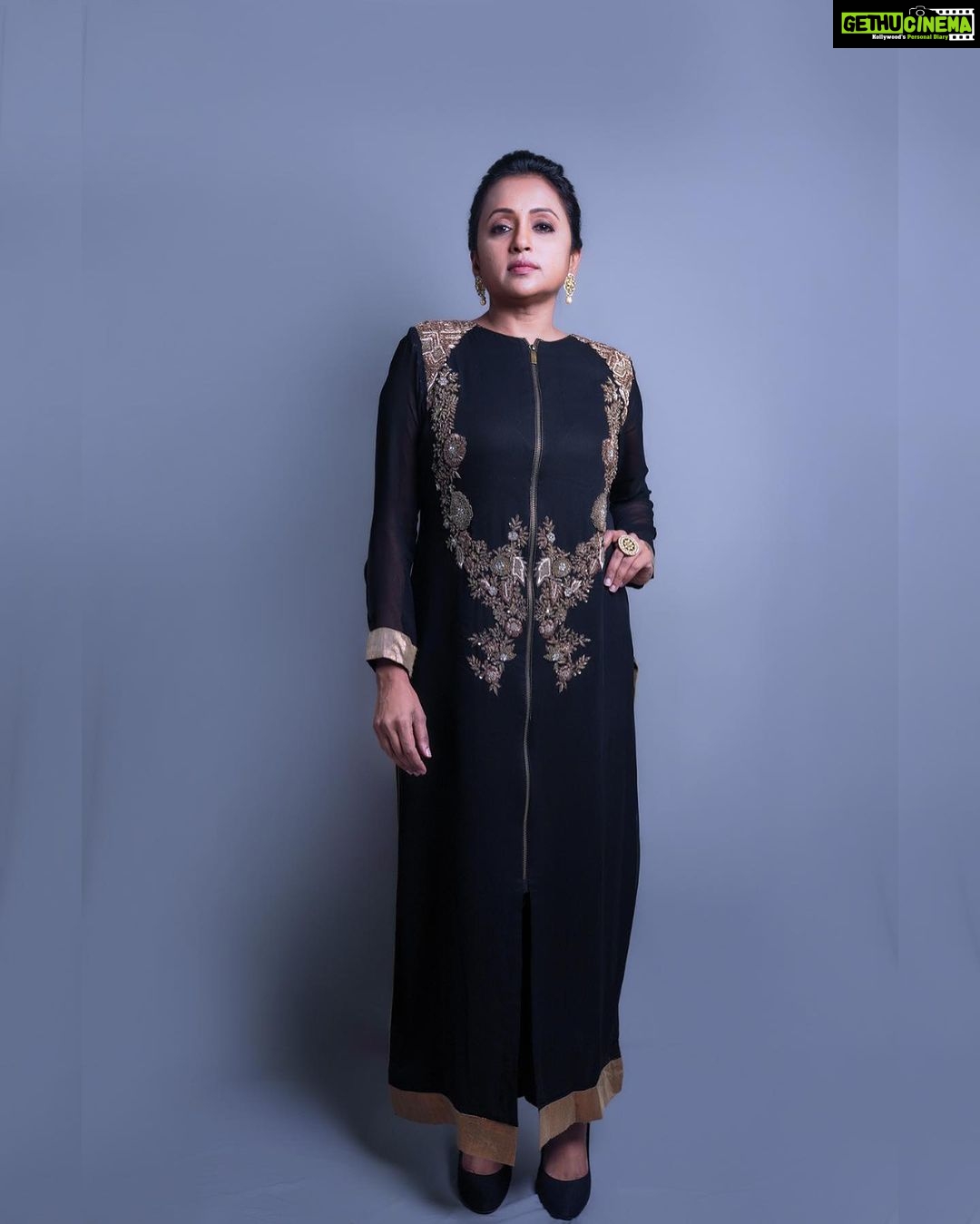 Suma Kanakala Instagram - It makes a big difference in your life when you stay positive 🖤 Styled by @officialanahita Style team @pranathivarma.k Collaboration with Outfit @varunchakkilam Jewellery @adornablesbysonalimehra Makeup @madhu_derangula Hair @chinnisrinu_stylist Photography @valmikiramuphotography #suma #sumakanakala #anchorsuma #anchorsumakanakala #saturday