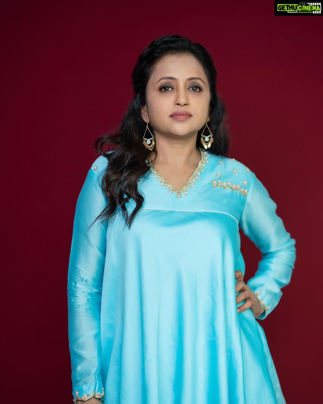 Suma Kanakala Instagram - Have a thriving Thursday 🦋 Styled by @stylebyannapurna Collaboration with Outfit @laya_gonuguntla Makeup @madhu_derangula Hair @chinnisrinu_stylist Photography @valmikiramuphotography #sumakanakala #suma #anchorsuma #anchorsumakanakala #thursday