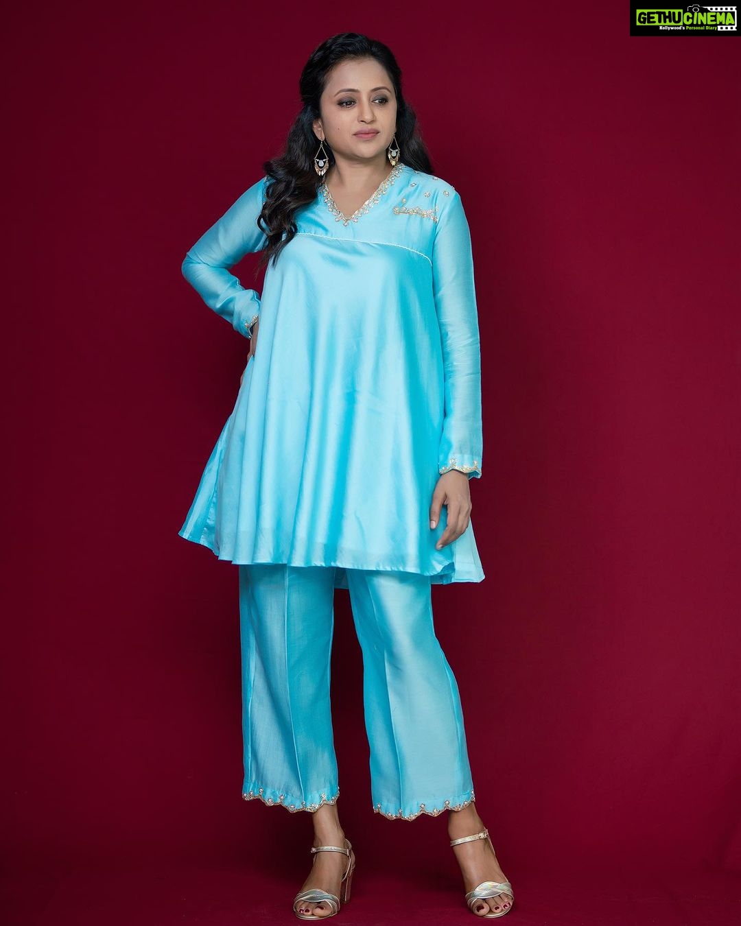 Suma Kanakala Instagram - Have a thriving Thursday 🦋 Styled by @stylebyannapurna Collaboration with Outfit @laya_gonuguntla Makeup @madhu_derangula Hair @chinnisrinu_stylist Photography @valmikiramuphotography #sumakanakala #suma #anchorsuma #anchorsumakanakala #thursday