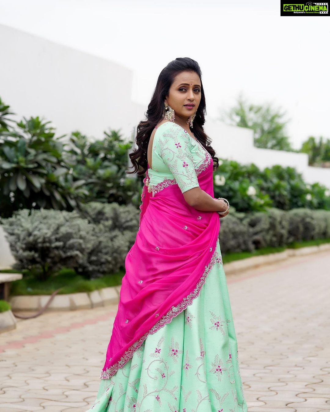 Suma Kanakala Instagram - Don't wait for the weekend to enjoy life, find joy in every day. Styled by @officialanahita Style Team @pranathivarma.k Outfit @pinkpetalsdesignhouse Jewellery @kiara.jewelry Makeup @madhu_derangula Hair @chinnisrinu_stylist Photography @valmikiramuphotography #sumakanakala #suma #anchorsuma #anchorsumakanakala #weekend #friyay #sumaadda