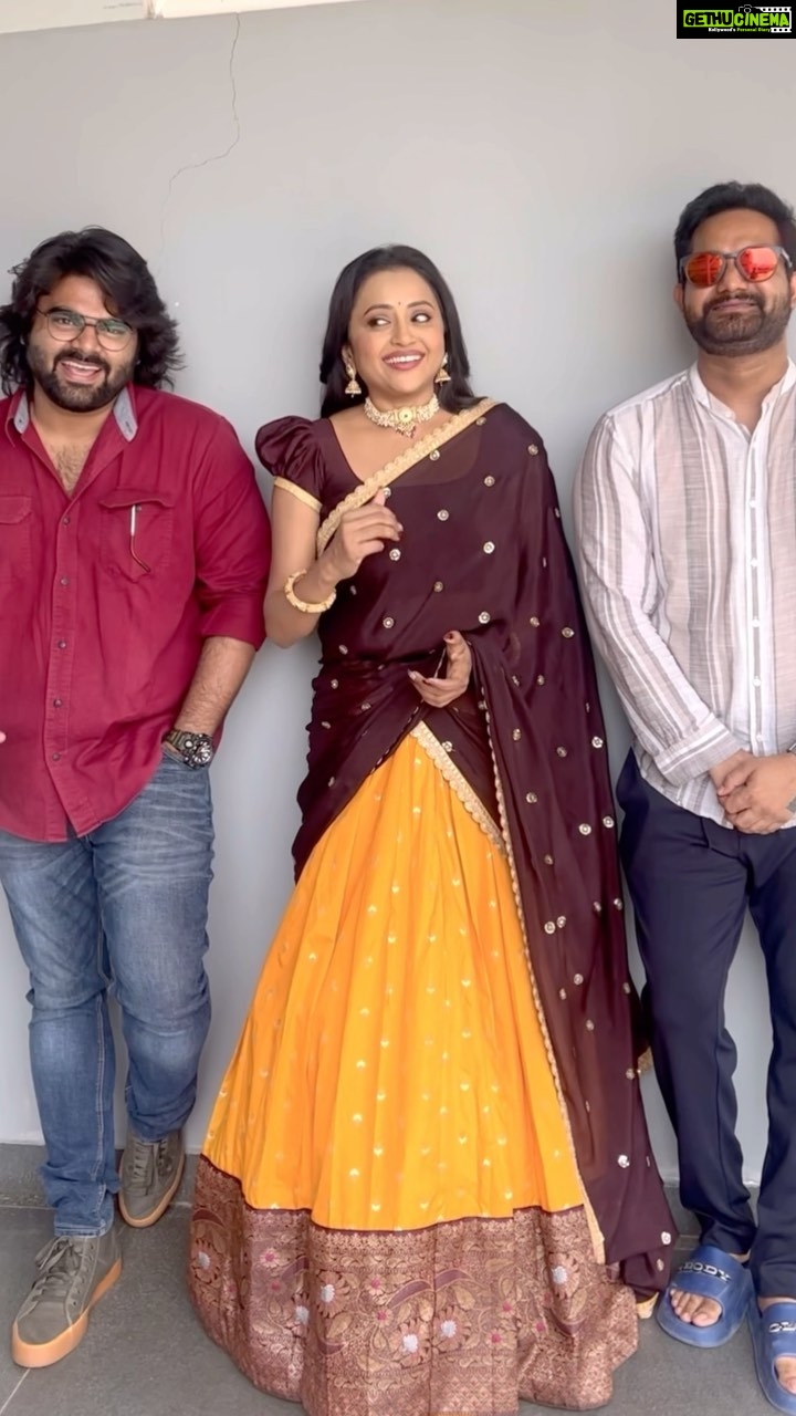 Suma Kanakala Instagram - To all the engineers who are making the world progress. To the engineers who have turned on their creative switches and switched to the entertainment field including my team members. Here’s wishing you all a Happy Engineer’s Day! @raviperepu @srikanth_nagothi #engineersday #sumakanakala #anchorsumakanakala #anchorsuma #sumaadda #monthofmadhu #engineer