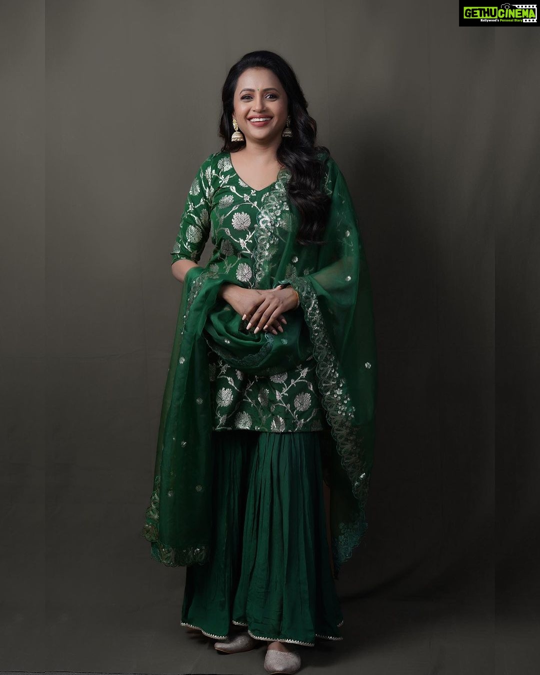 Suma Kanakala Instagram - Focus on yourselves ๐ Makeup, Nails & Styling @emraanartistry Collaboration with Outfit @maramsclothing_official Jewellery @aditi_collection Hair @koduruamarnath Photography @valmikiramuphotography #sumakanakala #suma #anchorsuma #anchorsumakanakala #wisdomwednesday