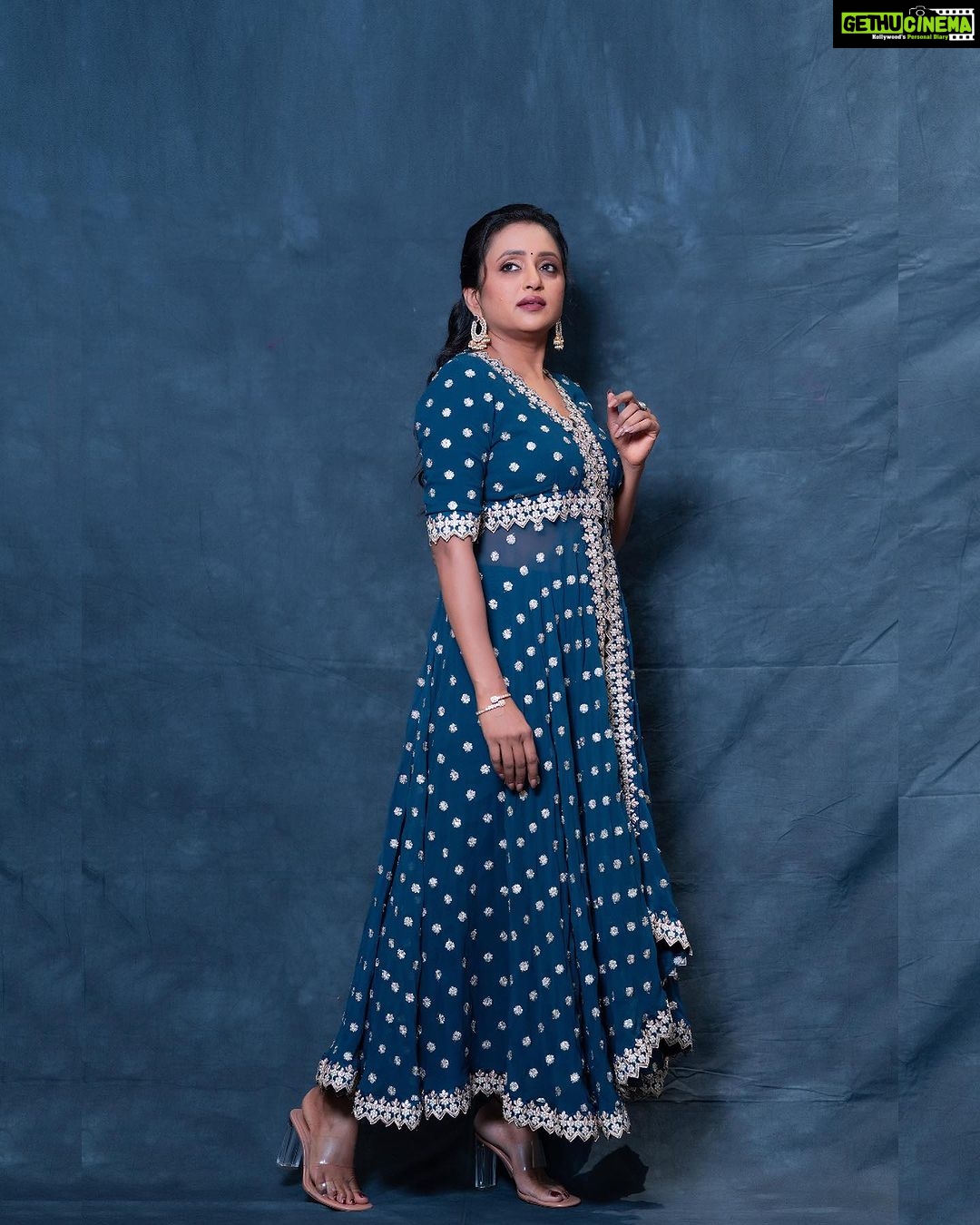 Suma Kanakala Instagram - This your Monday morning reminder that you can handle whatever the week throws at you π Styled by @stylebyannapurna Collaboration with Outfit @indusuresh_p Jewellery @houseofqc Makeup @emraanartistry Hair @chinnisrinu_stylist Photography @valmikiramuphotography #sumakanakala #suma #anchorsuma #anchorsumakanakala #mondaymotivation #monday