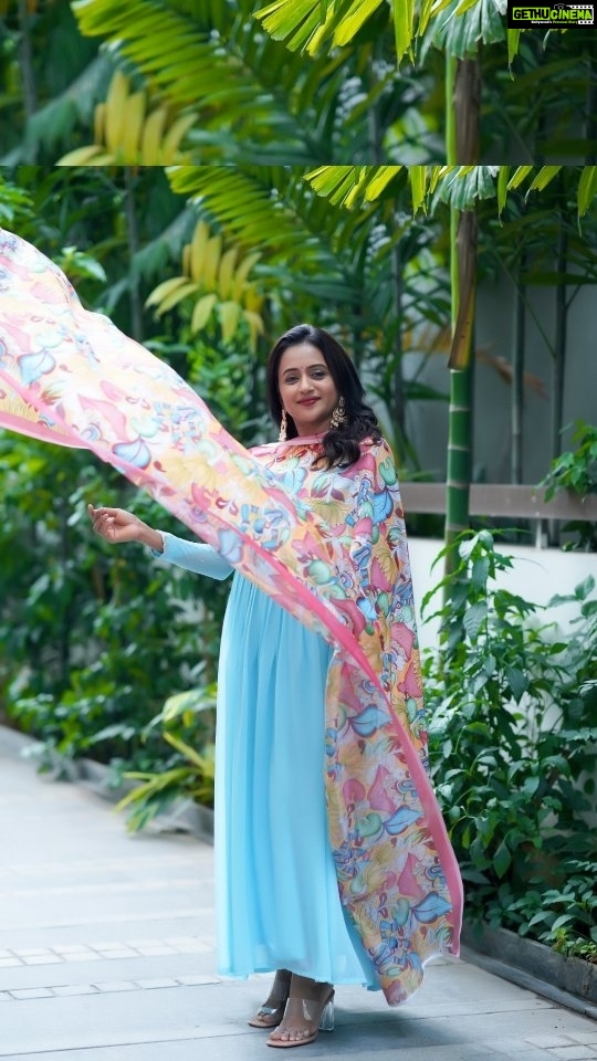 Suma Kanakala Instagram - Heeriye Heeriye π Styled by @officialanahita Style team: @pranathivarma.k Collaboration with Outfit: @diva_designer_studio_ Jewellery: @AdornablesbySonaliMehra Hair @malla_reddy_hairstylist Photography @valmikiramuphotography Reel Edit @dheerajs_ #sumakanakala #suma #anchorsuma #anchorsumakanakala #heeriye #saturday