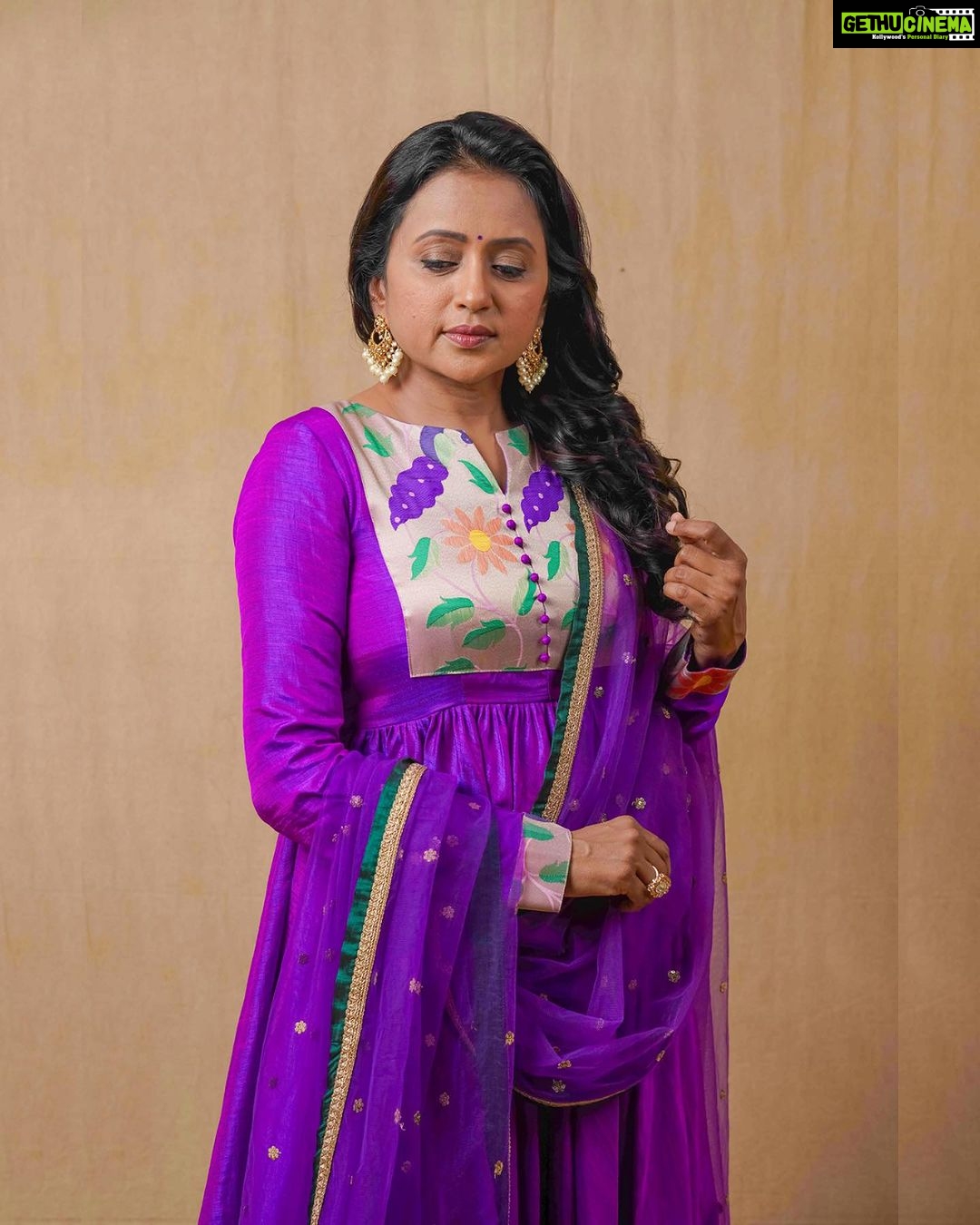 Suma Kanakala Instagram - Find beauty in little things of life π Styled by @officialanahita Style team @pranathivarma.k Collaboration with Outfit @feathersbtq Jewellery @adornablesbysonalimehra Hair @malla_reddy_hairstylist Photography @valmikiramuphotography #sumakanakala #suma #anchorsuma #anchorsumakanakala #purple #friyay #fridayvibes