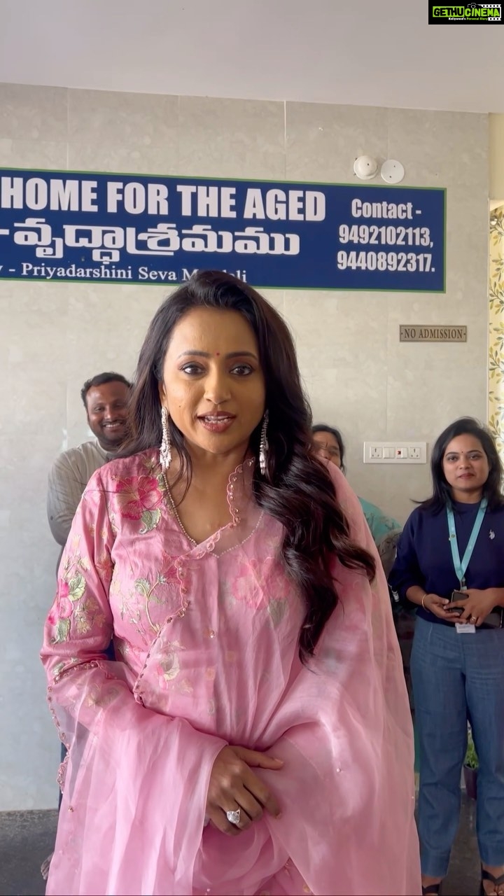 Suma Kanakala Instagram - Our hearts are brimming with gratitude as we have received a heartwarming donation of 12 lakh rupees towards ‘Nest Old Age Home - Home For the Old Aged.’ The generosity of @nordangliaeducation & @oakridge_intl_schools has brought smiles and hope to our senior citizens. We can’t thank them enough for making our seniors’ lives brighter. #festivalsforjoy #FFJ #betterworld #bettertomorrow #impact #sumakanakala #ngo #hyderabad #support
