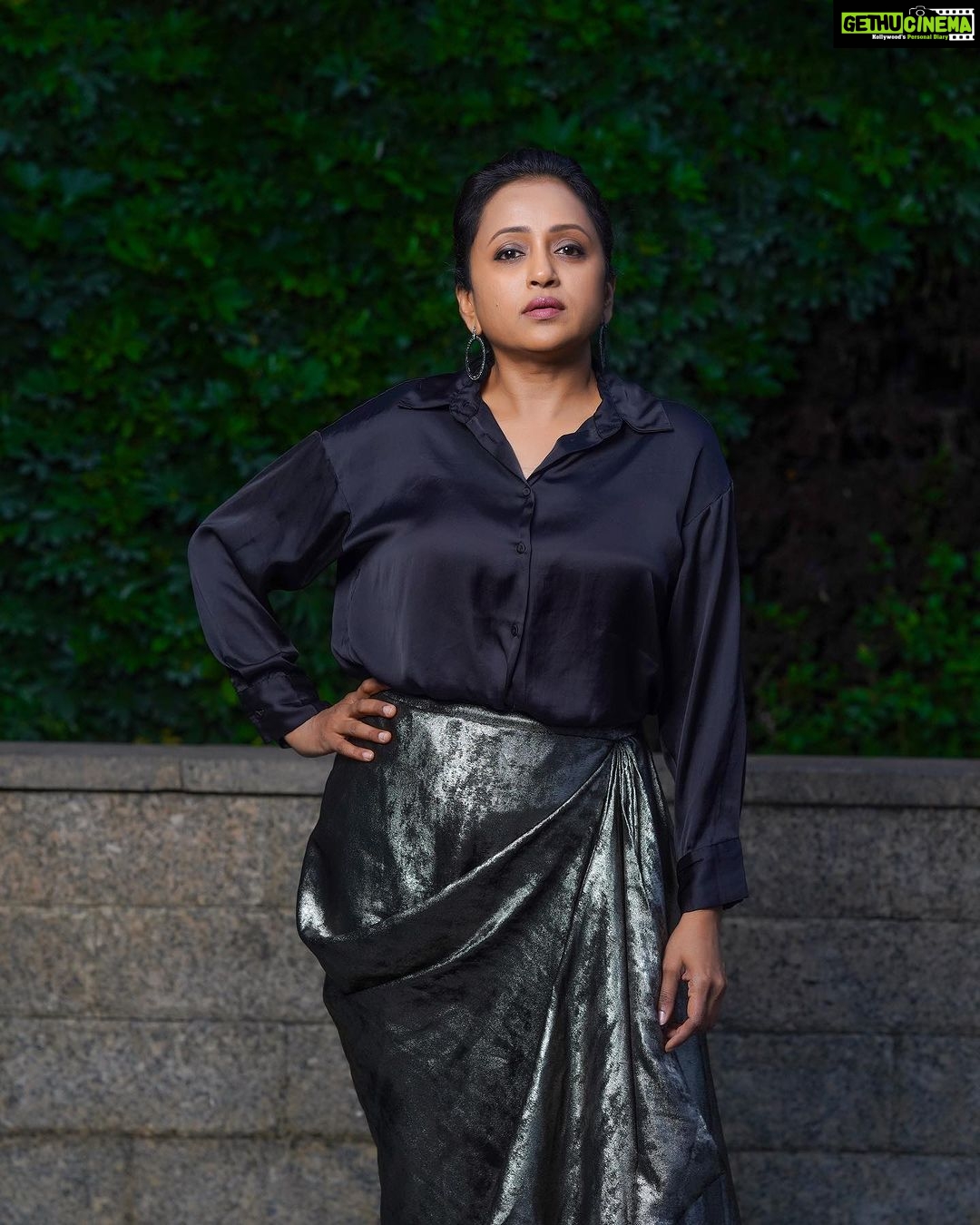 Suma Kanakala Instagram - Walking into the spotlight with grace and a whole lot of fierceness 🔥🖤 Styled by @officialanahita Style team @pranathivarma.k Collaboration with Skirt @varunchakkilam Hair @malla_reddy_hairstylist Photography @valmikiramuphotography #sumakanakala #suma #anchorsuma #anchorsumakanakala #monday