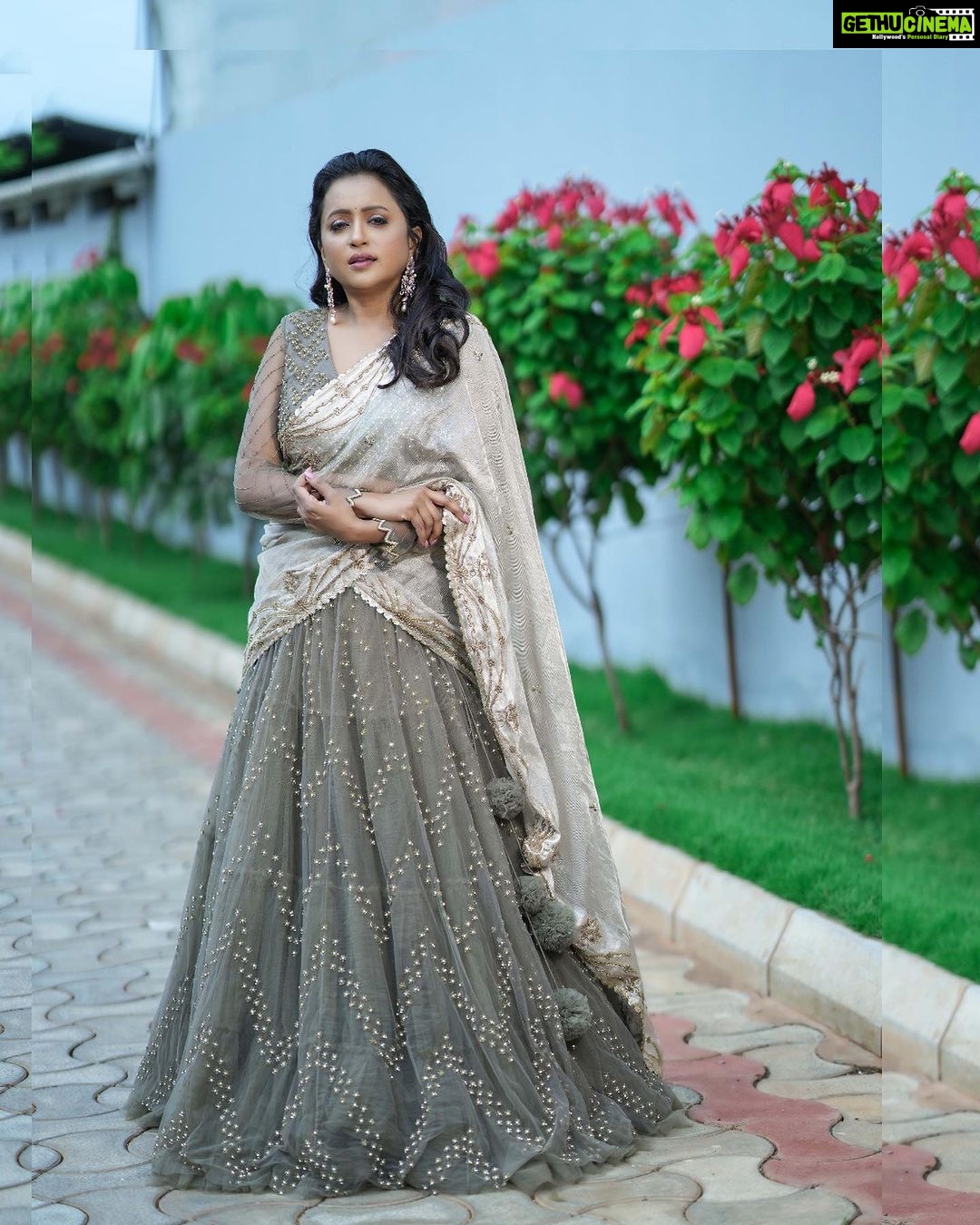 Suma Kanakala Instagram - Rest and Rewind 🤍 Styled by @officialanahita Style team @pranathivarma.k Collaboration with Outfit: @archithanarayanamofficial Jewellery: @AdornablesbySonaliMehra Makeup & hair @emraanartistry Photography @csk_cliks #sumakanakala #suma #anchorsuma #sumaadda #anchorsumakanakala