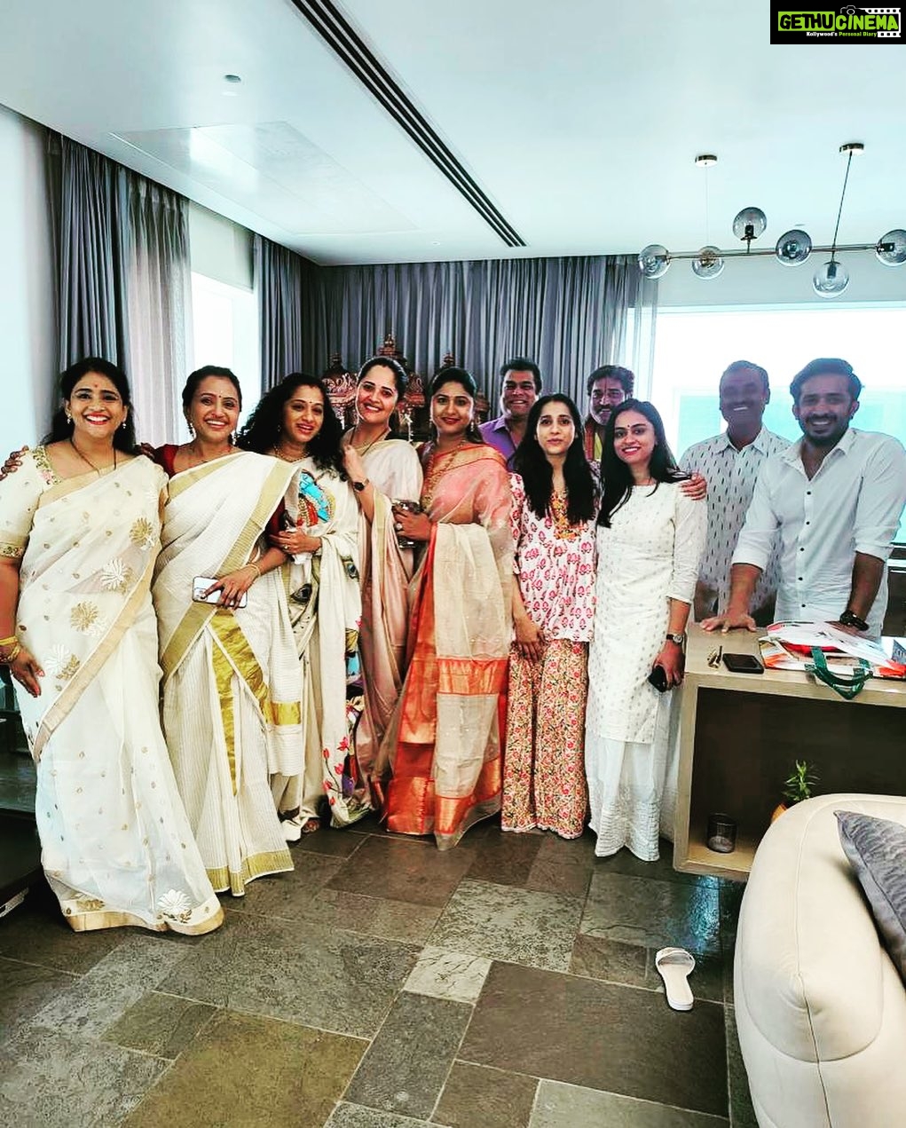 Suma Kanakala Instagram - Onam celebrations with the one & only Suma Garu at her Den🏡. As always, the Warm hosts @kanakalasuma along with @rajakanakala Garu ensured that, each of us were well fed & felt Special. A nice occasion where Anchors & Actors got together as a Family. We all laughed Loud and chatted heartily. 🤣🤣😄😄😆🥰 #thankyou for inviting us in your celebration, showing love & Warmth @kanakalasuma sis. 🤗✊😃🙏❤️ ഓണാശംസകൾ 🌸🌼🌺🌻🪷🌷 హ్యాపీ ఓనం In frame Suma Sis, Anita Chowdary sis, @harshamrutham garu, Rajeev garu, Praveena, Anasuya, Reshmi, Geetha, Ravi, Vikram & Me. . . . #onamcelebration #telugu #actors #anchors #together #love #life #happiness #celebrate #festival #onam #onamsaree #malayalam #kutti
