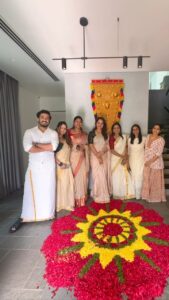 Suma Kanakala Instagram - Onam aashamsagal 🙏

Happy faces 😇😇

@itsme_anasuya @rashmigautam @kanakalasuma @geethabhagat @urspraveenakadiyala @tvshilpa @anithachowdhary08 #onam