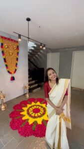Suma Kanakala Instagram - We used to do flower decorations for 10 days during my childhood..nostalgic onam season days 😍😍 Railway Quarters days 😍😍 Mettuguda days 😍😍 #onam #sumakanakala #suma #sumakanakala #anchorsuma #anchorsumakanakala #onamcelebration #onamfestival #onamsaree