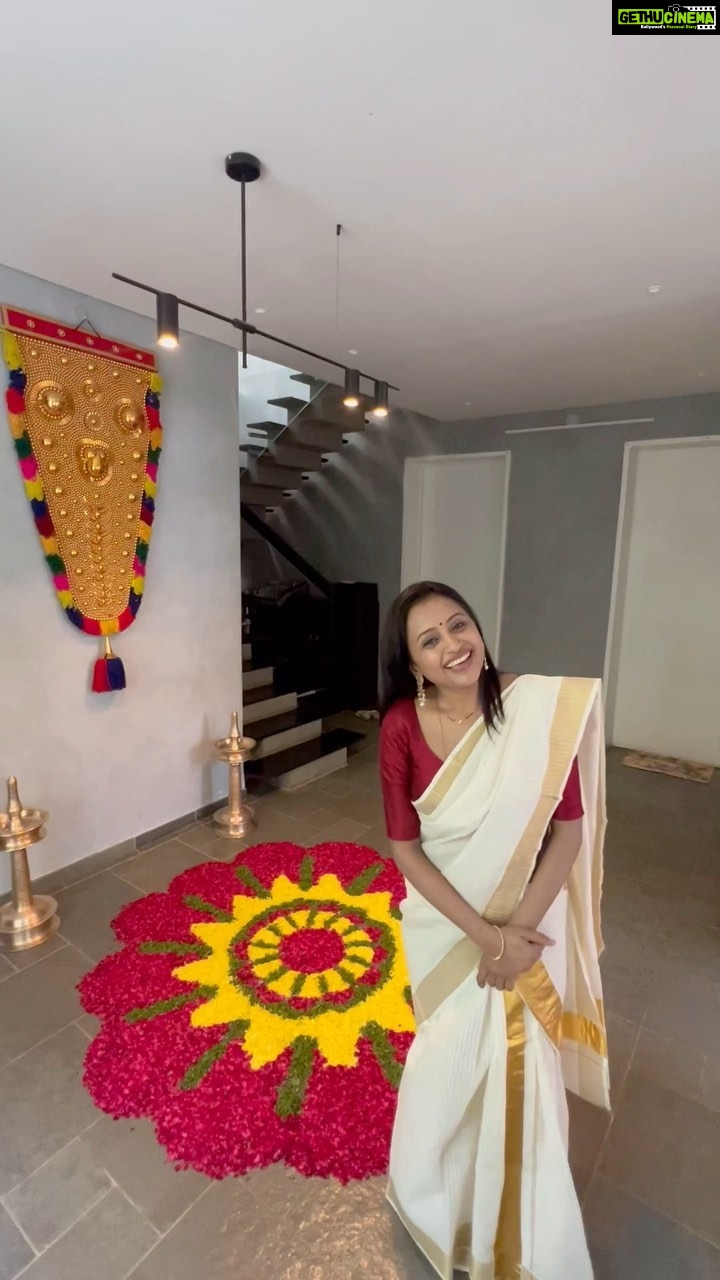 Suma Kanakala Instagram - We used to do flower decorations for 10 days during my childhood..nostalgic onam season days 😍😍 Railway Quarters days 😍😍 Mettuguda days 😍😍 #onam #sumakanakala #suma #sumakanakala #anchorsuma #anchorsumakanakala #onamcelebration #onamfestival #onamsaree