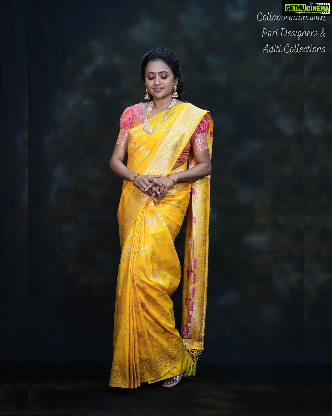 Suma Kanakala Instagram - Monday blues? I generally don’t have the concept of Sunday or Monday as my profession is very flexible/uncertain 🤩🤩 Makeup, Hair & Styling @emraanartistry Collaboration with Outfits @pari.designers_ Jewellery @aditi_collection Photography @csk_cliks #sumakanakala #suma #anchorsuma #anchorsumakanakala #monday #mondaymotivation