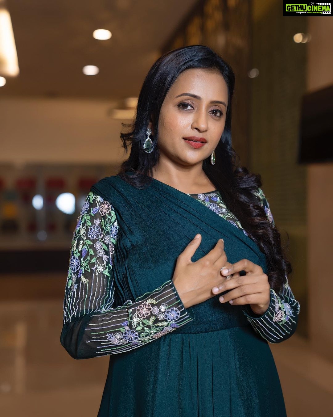 Suma Kanakala Instagram - Fashion is all about making a statement #FashionStatement Styled by @officialanahita Style Team @pranathivarma.k Collaboration with Outfit @archithanarayanamofficial Jewellery @adornablesbysonalimehra Hair @murthy_hairstylist Photography @valmikiramuphotography #suma #sumakanakala #anchorsuma #anchorsumakanakala #weekend #saturday