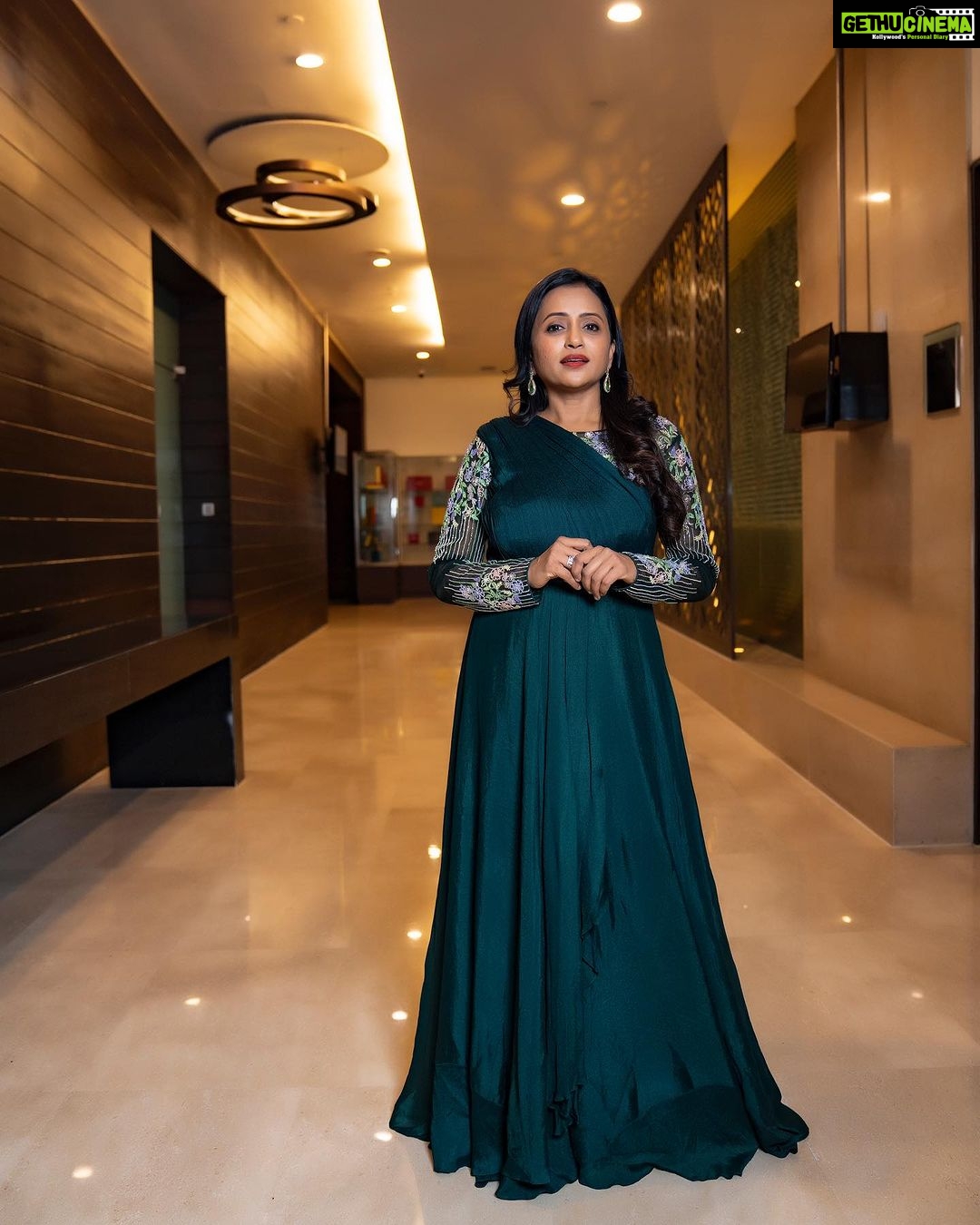 Suma Kanakala Instagram - Fashion is all about making a statement #FashionStatement Styled by @officialanahita Style Team @pranathivarma.k Collaboration with Outfit @archithanarayanamofficial Jewellery @adornablesbysonalimehra Hair @murthy_hairstylist Photography @valmikiramuphotography #suma #sumakanakala #anchorsuma #anchorsumakanakala #weekend #saturday