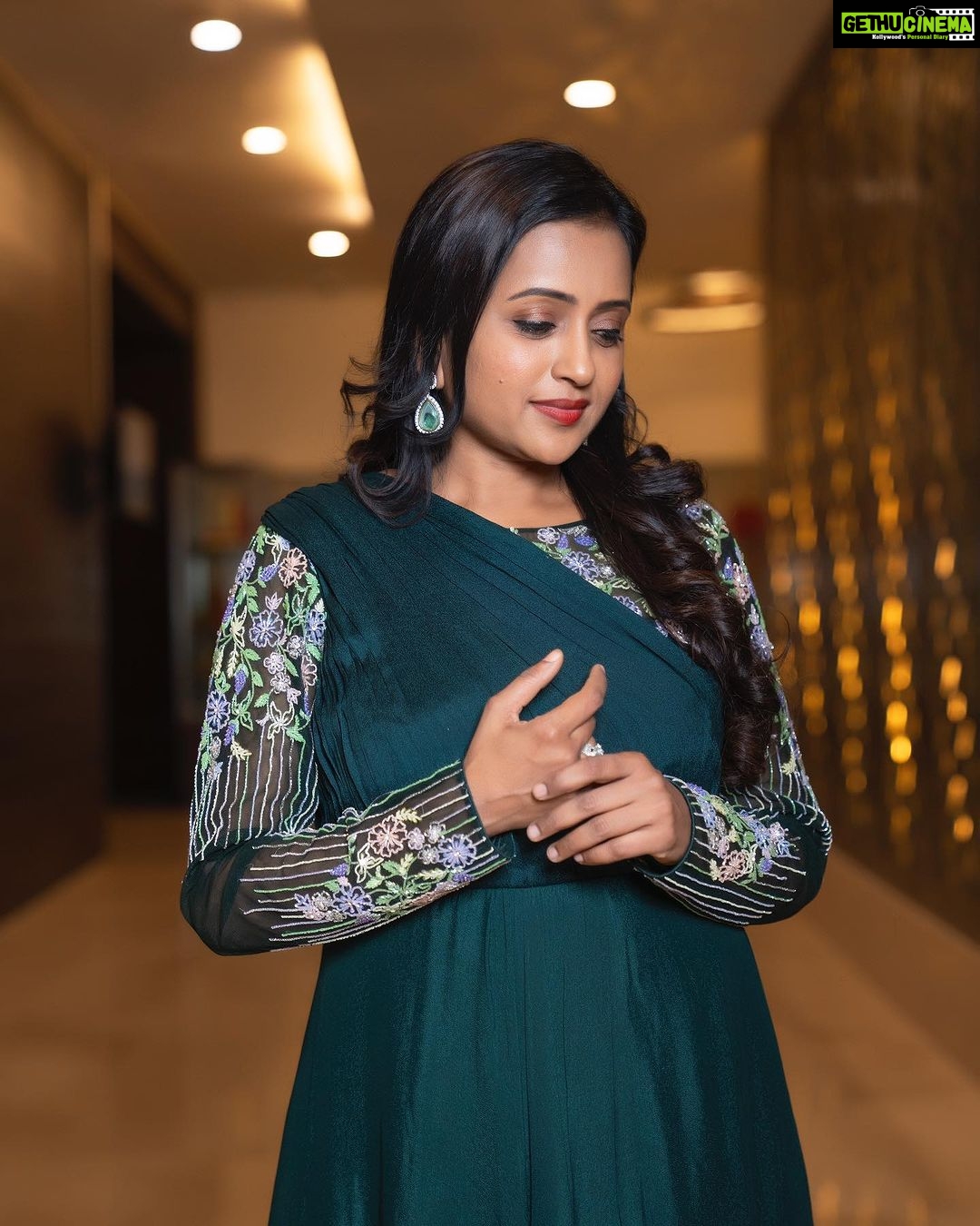 Suma Kanakala Instagram - Fashion is all about making a statement #FashionStatement Styled by @officialanahita Style Team @pranathivarma.k Collaboration with Outfit @archithanarayanamofficial Jewellery @adornablesbysonalimehra Hair @murthy_hairstylist Photography @valmikiramuphotography #suma #sumakanakala #anchorsuma #anchorsumakanakala #weekend #saturday