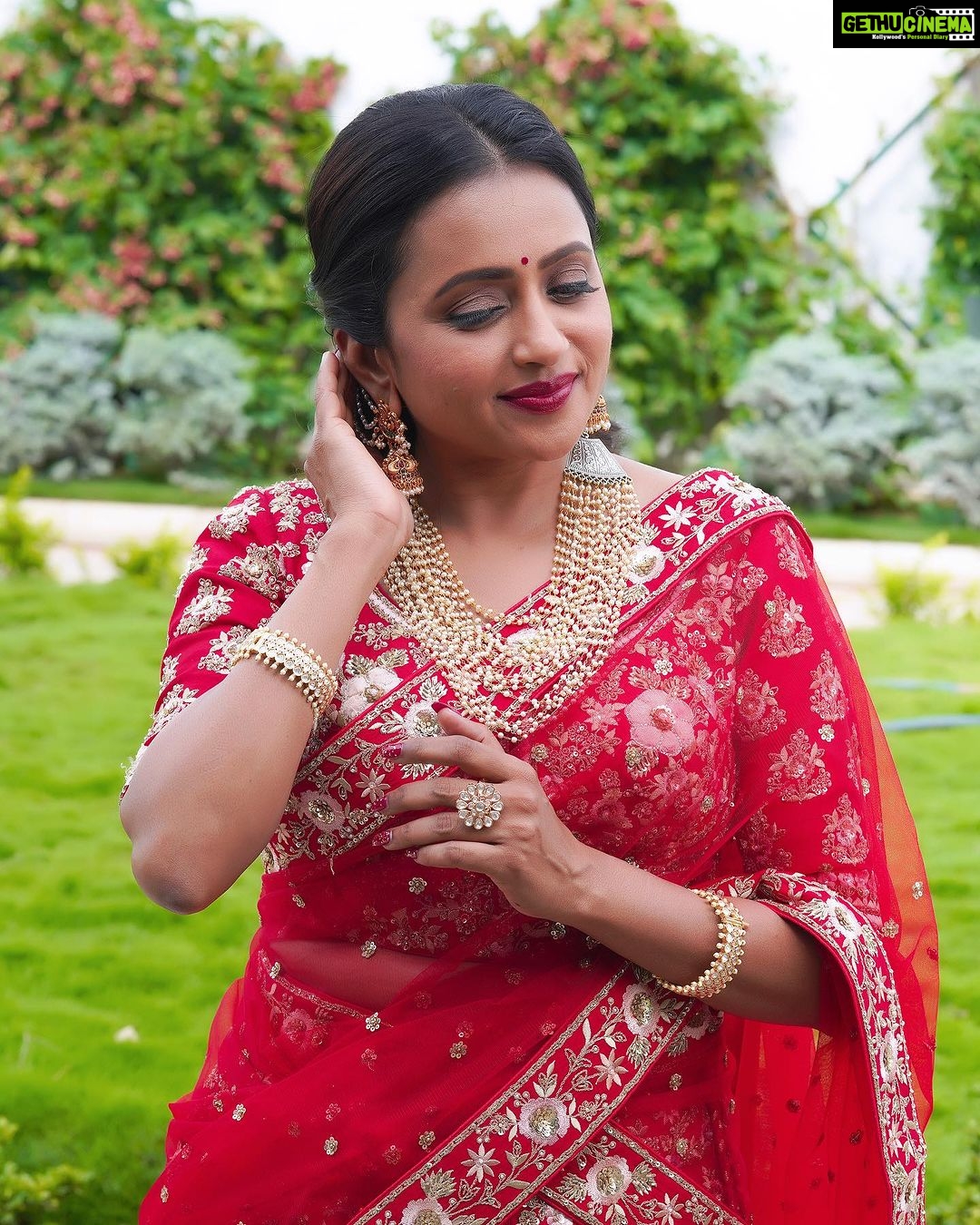 Suma Kanakala Instagram - For Suma Adda tomorrow at 9:30 PM ❤️ Makeup, Nails & Styling @emraanartistry Collaboration with Outfit @shivy_golchha @panchwati_silks Jewellery @aditi_collection Hair @malla_reddy_hairstylist Photography @valmikiramuphotography #sumakanakala #suma #anchorsuma #anchorsumakanakala #sumaadda #etvtelugu #friyay