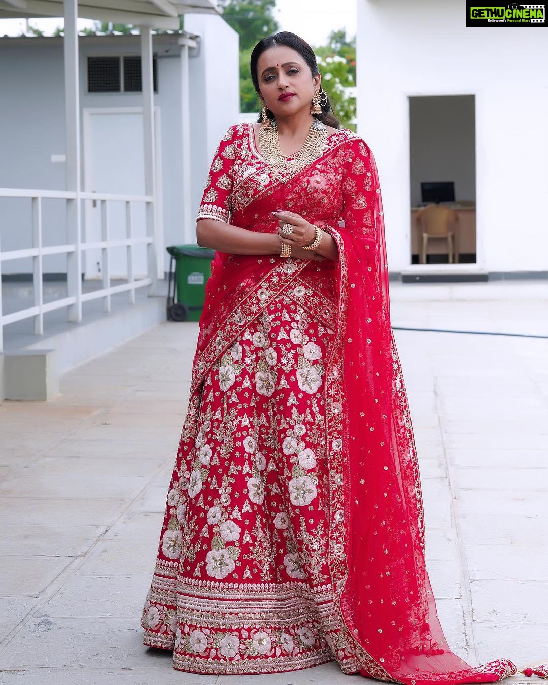 Suma Kanakala Instagram - For Suma Adda tomorrow at 9:30 PM ❤️ Makeup, Nails & Styling @emraanartistry Collaboration with Outfit @shivy_golchha @panchwati_silks Jewellery @aditi_collection Hair @malla_reddy_hairstylist Photography @valmikiramuphotography #sumakanakala #suma #anchorsuma #anchorsumakanakala #sumaadda #etvtelugu #friyay