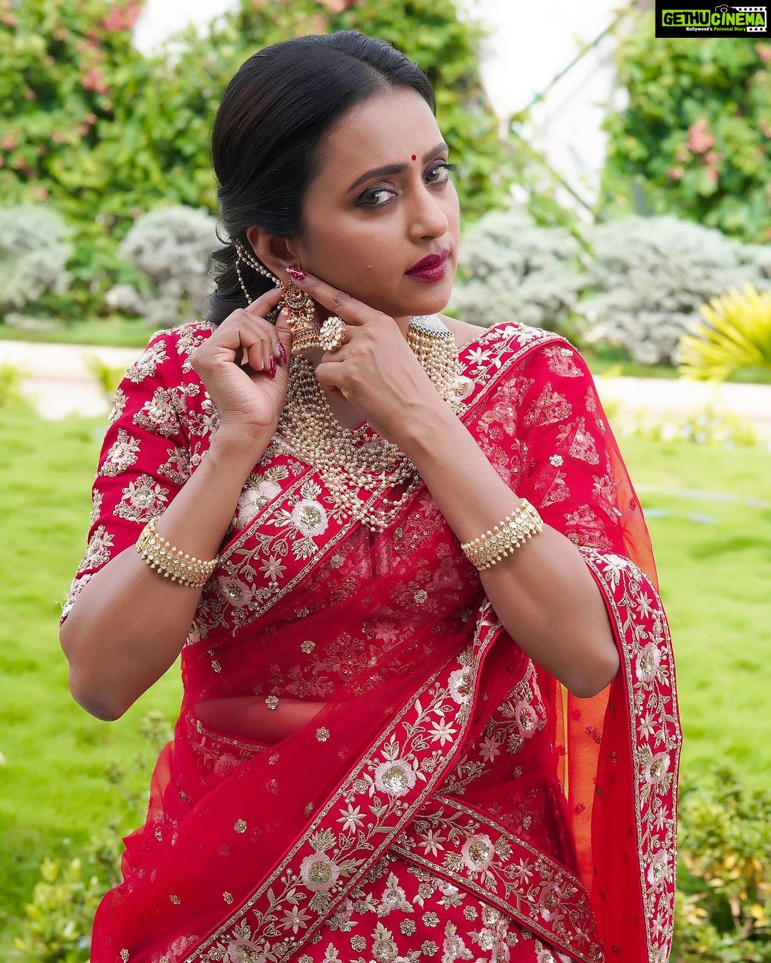 Suma Kanakala Instagram - For Suma Adda tomorrow at 9:30 PM ❤️ Makeup, Nails & Styling @emraanartistry Collaboration with Outfit @shivy_golchha @panchwati_silks Jewellery @aditi_collection Hair @malla_reddy_hairstylist Photography @valmikiramuphotography #sumakanakala #suma #anchorsuma #anchorsumakanakala #sumaadda #etvtelugu #friyay