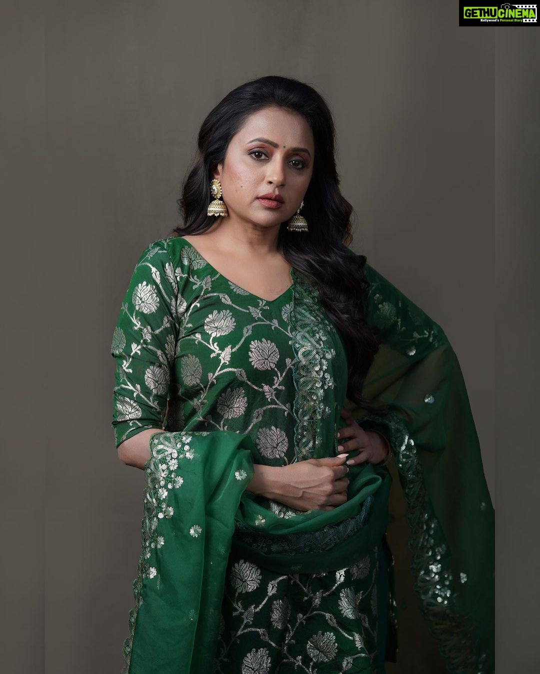 Suma Kanakala Instagram - Focus on yourselves ๐ Makeup, Nails & Styling @emraanartistry Collaboration with Outfit @maramsclothing_official Jewellery @aditi_collection Hair @koduruamarnath Photography @valmikiramuphotography #sumakanakala #suma #anchorsuma #anchorsumakanakala #wisdomwednesday