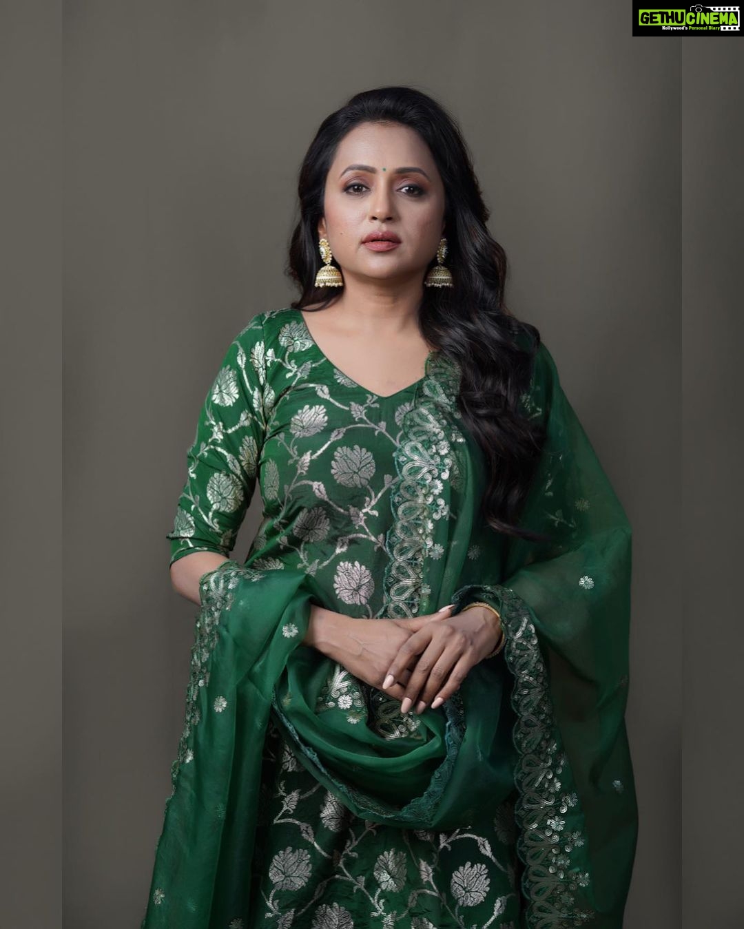 Suma Kanakala Instagram - Focus on yourselves ๐ Makeup, Nails & Styling @emraanartistry Collaboration with Outfit @maramsclothing_official Jewellery @aditi_collection Hair @koduruamarnath Photography @valmikiramuphotography #sumakanakala #suma #anchorsuma #anchorsumakanakala #wisdomwednesday