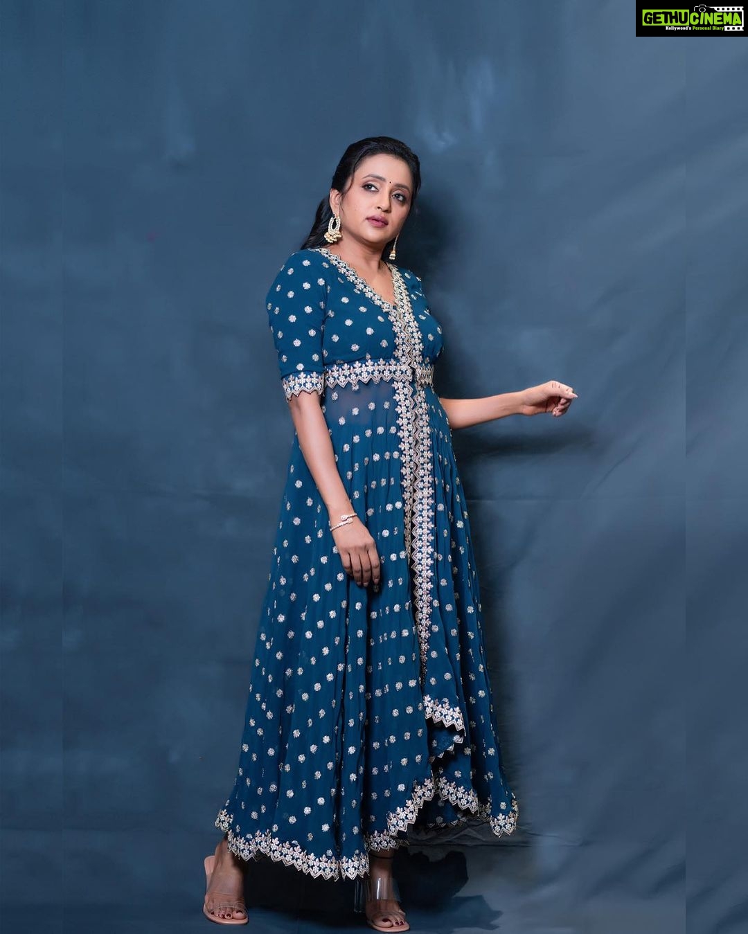 Suma Kanakala Instagram - This your Monday morning reminder that you can handle whatever the week throws at you π Styled by @stylebyannapurna Collaboration with Outfit @indusuresh_p Jewellery @houseofqc Makeup @emraanartistry Hair @chinnisrinu_stylist Photography @valmikiramuphotography #sumakanakala #suma #anchorsuma #anchorsumakanakala #mondaymotivation #monday