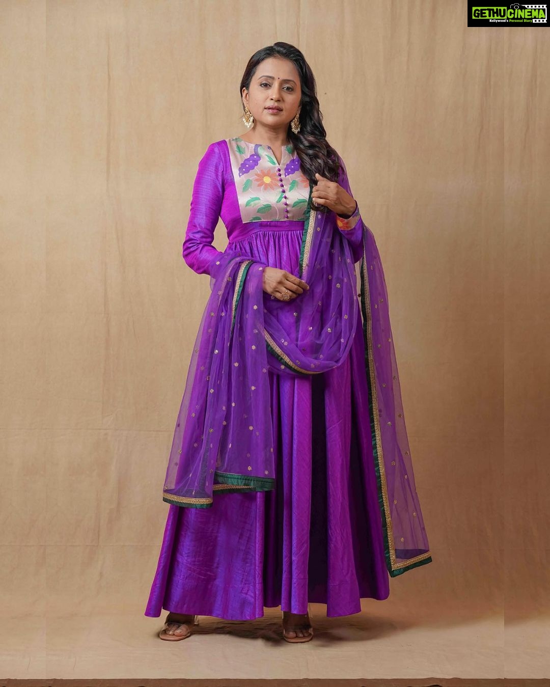 Suma Kanakala Instagram - Find beauty in little things of life π Styled by @officialanahita Style team @pranathivarma.k Collaboration with Outfit @feathersbtq Jewellery @adornablesbysonalimehra Hair @malla_reddy_hairstylist Photography @valmikiramuphotography #sumakanakala #suma #anchorsuma #anchorsumakanakala #purple #friyay #fridayvibes
