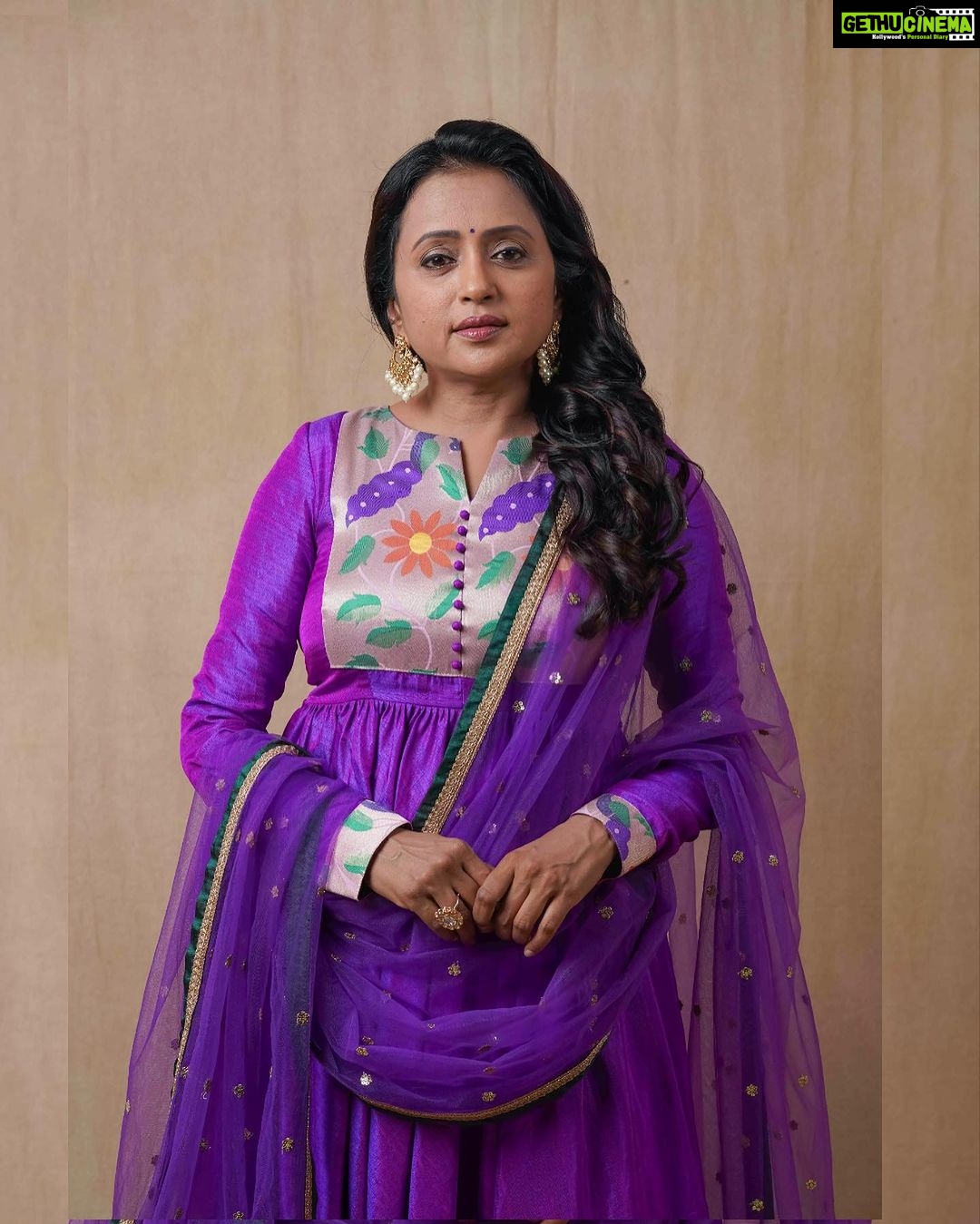 Suma Kanakala Instagram - Find beauty in little things of life π Styled by @officialanahita Style team @pranathivarma.k Collaboration with Outfit @feathersbtq Jewellery @adornablesbysonalimehra Hair @malla_reddy_hairstylist Photography @valmikiramuphotography #sumakanakala #suma #anchorsuma #anchorsumakanakala #purple #friyay #fridayvibes