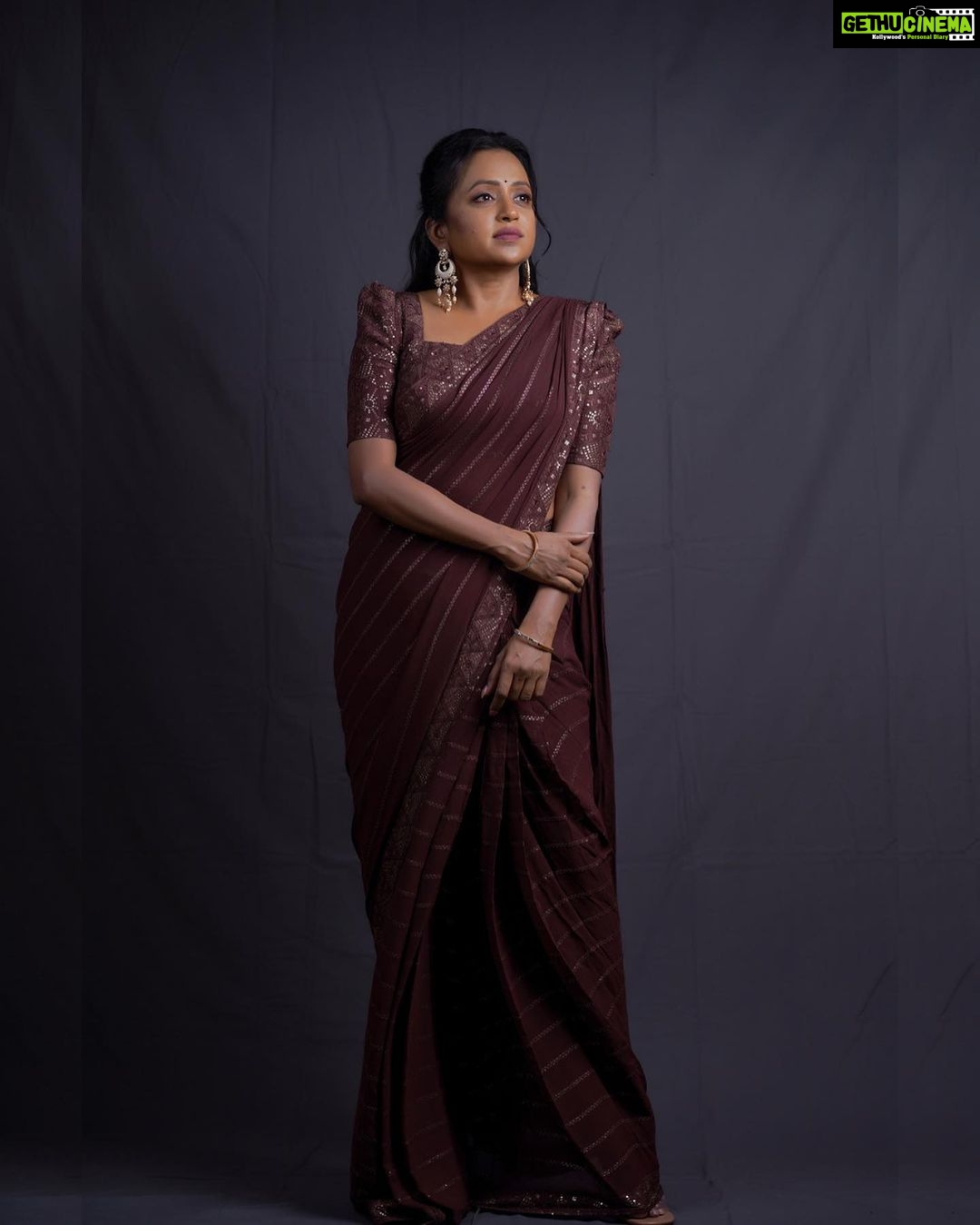 Suma Kanakala Instagram - Here’s to celebrating every moment in style 🥂🤎 Makeup, hair, nails & styling @emraanartistry Collaboration with Outfit @pari.designers_ Jewellery @aditi_collection Photography @valmikiramuphotography #sumakanakala #suma #anchorsuma #anchorsumakanakala #dressup #fasionfiesta #lifeinstyle